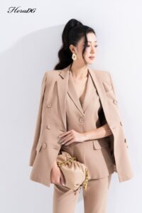 Áo blazer kết hợp cùng áo gile Nguồn Thời trang HeraDG