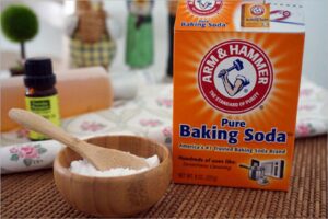 Baking soda là một nguyên liệu đa công dụng, giúp loại bỏ vết bẩn trên quần áo lâu ngày. Nguồn: Khanhvyhome.