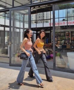 Quần jean ống loe phối cùng áo hai dây gợi cảm Nguồn CChat Clothes