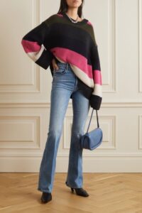 Quần jean ống loe phối cùng áo sweater năng động Nguồn Whitechic